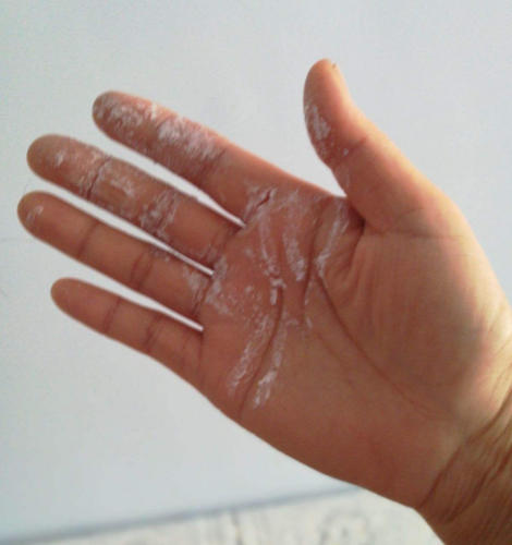 石頭膠水粘在手上怎么辦？威凱樹脂膠專業(yè)應(yīng)急處理指南